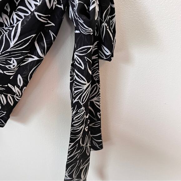 Forever 21 Women’s Black and White Drawstring Romper Sz L - Picture 10 of 12